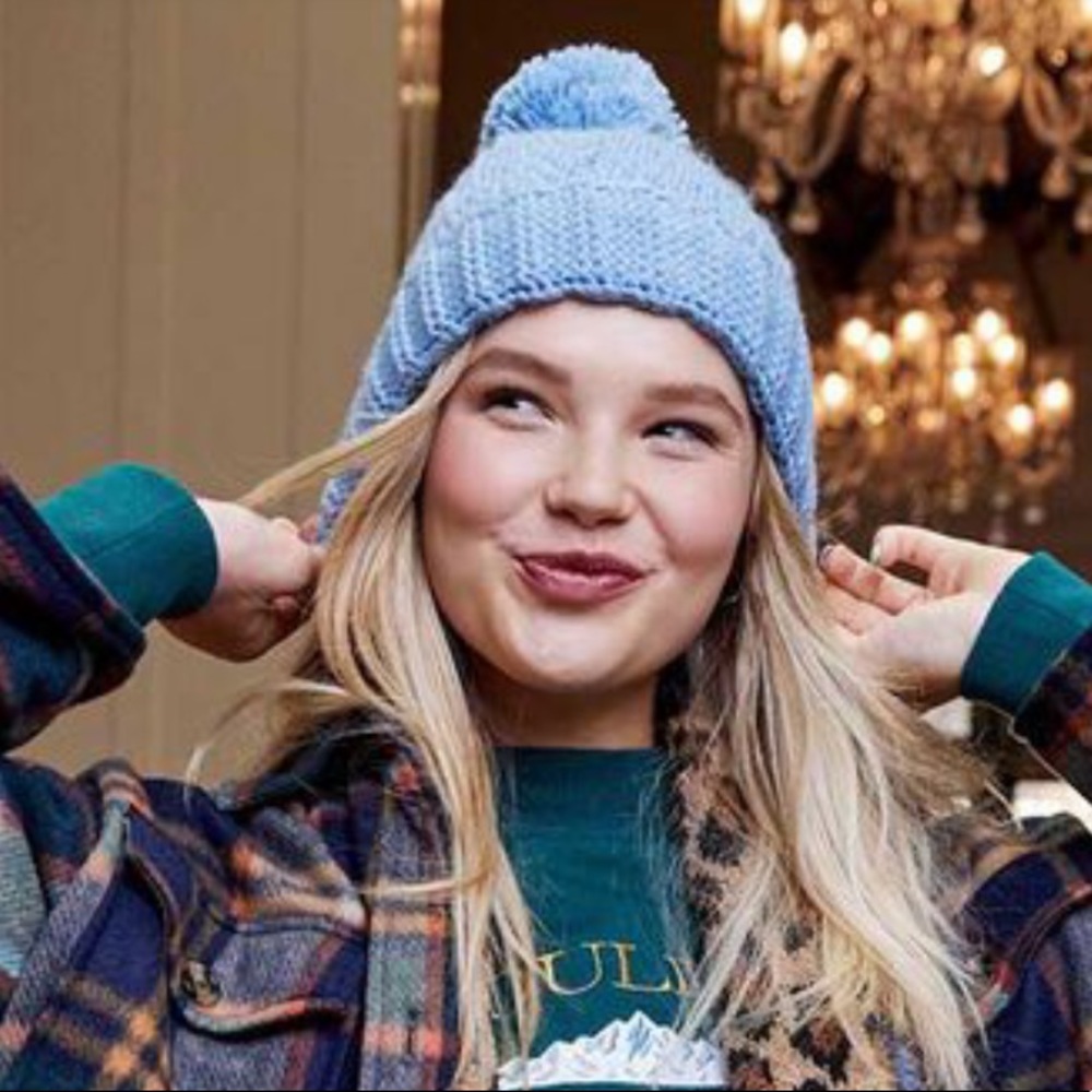 NWT✨ Forever 21 Chunky Knit Pom Pom Warm Beanie Hat in Light Blue - One Size